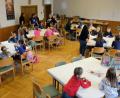 Bild: le
Kinder, Eltern und Pfarrer Max Früchtl waren dankbar für die Aktion der CAJ-Gruppe.