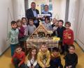 Bild: u
Mit der von Stadtrat Martin Merkl organisierten Krippenausstellung erzielt der CSU-Ortsverband heuer einen Erlös von 400 Euro. Den entsprechenden Scheck übergibt Merkl (hinten links) im Beisein der Kindergruppe, die eine Knetmassenkrippe (Mitte) ausgestellt hat, an Kindergarten-Leiterin Evelyn Högl (hinten rechts).