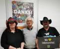 Bild: rha
Iris Engelhardt (links) und Georg Deinzer von den Happy Free Liners überreichen an Bernhard Saurenbach von der Amberger Tafel eine Spende von 200 Euro und ein Lebensmittelpaket.