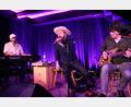 Bild: prh
Ein energiegeladenes Blueskonzert serviert "San2" alias Daniel Gall (Mitte) zwei Tage vor dem Heiligen Abend in der Schafferhof-Tenne. Den Blues hatten auch seine beiden musikalischen Begleiter Ludwig Seuss (links) und Sebastian Schwarzenberger (rechts).