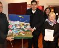 Bild: Stadt Tirschenreuth/exb
Bürgermeister Franz Stahl, Kaplan Ramon Rodriguez, Tourist-Info-Leiterin Birgit Plößner, die Vorsitzende der Krippenfreunde Marianne Stangl und die Museumspädagogin Erika Rahm (von links) bei der Übergabe der Krippe und Bastelbögen.