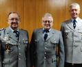 Bild: Emrich/exb
Die KSK wird für vier weitere Jahre von VorsitzendemGerhard Rössler, Zweitem Vorsitzenden Gerhard Schwab sowie Kassier Wolfgang Schieder (von links) geführt.