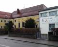 Bild: wel
Das Pfarrheim (links) wird in der ersten Jahreshälfte 2024 für die zeitlich begrenzte Nutzung als Kindergarten umgerüstet. Wenn die 130 Kinder "umgezogen" sind, kann der Kindergarten (rechts) saniert werden