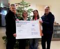 Bild: R. Kreuzer
Kolping-Bezirksvorsitzender Roland Hoffmann (links) und Bezirkskassier Rudi Kneidl (rechts) überreichen 1000 Euro an Susanne Wagner (Zweite von links) und Johanna Lakomski.