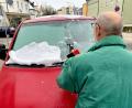 Bild: Gabi Schönberger
Mit Besen und Eiskratzer: Ein Autofahrer in Weiden befreit seine Autoscheibe von Schnee und Eis. Der Motor sollte dabei auf keinen Fall an sein, der Umwelt zuliebe.