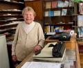 Archivbild: Völkl
Ida Sobiegalla in ihrem Schreibwaren- und Büchergeschäft am Oberen Markt: So kannte man sie in Nabburg.