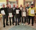 Bild: Anja Belmer/exb
Die Geehrten (von links): Johann Meier (60 Jahre), Dominik Hösl (25 Jahre), Siegfried Fertsch (60 Jahre), Roland Strehl (Bürgermeister), Erhard Ruhmannseder (50 Jahre), Rudolf Espach (60 Jahre), Annette Weigl (Ehrenmitglied), Josef Meier (60 Jahre), Johann Weigl (Ehrenmitglied).