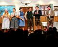 Bild: R. Kreuzer
Die Schauspieler des Burschenvereins lassen sich nach gelungener Premiere feiern.