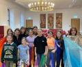 Bild: MRG/Kober
Schülerinnen der Musicalklasse 6 des Max-Reger-Gymnasiums mit der Tänzerin und Choreographin Nadine Gerspacher (Dritte von links) und Tanztherapeutin Bianca Kruppa (Vierte von links).