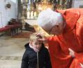 Bild: gm
Ruhestandspfarrer Josef Beer segnet die kleine Klara in der Pittersberger Nikolauskirche und macht ihr das Kreuzzeichen auf die Stirn.