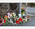 Archivbild: Daniel Vogl/dpa
Kerzen und Blumen an einer Mauer vor dem Kinder- und Jugendhilfezentrum in Wunsiedel, in dem die Zehnjährige tot aufgefunden wurde. Im Februar beginnt der Prozess gegen den 25-jährigen Verdächtigen.