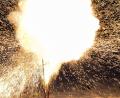 Symbolbild: Frank Hammerschmidt/dpa 
Ein Böller explodiert bei einer Vorführung durch einen Pyrotechniker. Die Bundespolizeiinspektion Selb warnt vor der Einfuhr in Deutschland nicht zugelassener Böller.