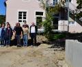 Archivbild: no
Hohe Kosten musste die Gemeinde Illschwang 2023 für die Außengestaltung der Kindertagesstätte St. Vitus aufwenden. Dieser letzte Bauabschnitt zieht sich noch ins neue Jahr hinein. Das Bild entstand bei einem Ortstermin vor einiger Zeit.