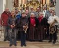 Bild: Linde Wick/exb
Der Posaunenchor aus Speichersdorf (links), der Männergesang aus Kastl (hinten) und die Kemnather Sängerinnen (vorne rechts) luden zu einem Adventssingen nach Burkhardsreuth ein.