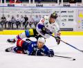 Archivbild: Werner Moller
Tyler Ward (unten, Szene aus der Partie gegen Deggendorf) und die Blue Devils Weiden fischten sich am Donnerstagabend drei weitere Punkte bei den Passau Black Hawks.