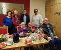 Bild: exb
Gregoria Garcia Alonso (sitzend ganz links) feiert ihren 100. Geburtstag im Frenz-Zebisch-Seniorenheim in Weiden. Oberbürgermeister Jens Meyer (stehend Zweiter von rechts) gratuliert.