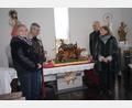 Bild: fvo
Lisa und Franz Fichtl (von links) übergeben zusammen mit Hildegard Striegl-Zell (rechts) die neue Wurzelkrippe mit Figuren an Reinhold Bäumler für die kleine Kapelle "Salve Regina" am Waldthurner Badeweiher.