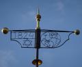 Bild: ui
Die Jahreszahl 1824, das Stadtwappen und ein Stern krönen den Giebel des Rathauses in Neustadt/WN.
