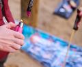 Bild: Annette Riedl/dpa
Ein Kind zündet auf einem Spielplatz Silvesterböller an. Die Deutsche Gesellschaft für Handchirurgie empfiehlt allerdings: Für Kinder und Jugendliche sollten Feuerwerkskörper tabu sein.