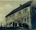 Bild: Archiv Werner Veigl/exb
Die älteste erhaltene Fotografie des Gasthauses Veigl aus den Jahren vor 1919 stammt aus einer Ansichtskarte im Privatarchiv von Werner Veigl. Stolz präsentiert sich die ganze Wirtsfamilie mit (von links) Wirt Johann Veigl (1868 bis 1919), Ehefrau Margareta (1880 bis 1970) und Josef Veigl (1902 bis 1943, Vierter von links) mit weiteren Kindern der Familie.