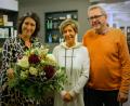 Bild: mab
Durch Inhaberin Nicole Leber (links) wurde Silvia Seifert nach fünfzig Berufsjahren im Friseurgeschaft Paa in den Ruhestand verabschiedet. Rechts Ehemann Helmut Seifert.