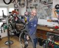 Bild: prh
Selbst die "Gazelle", ein Marken-Hollandrad, ist Norbert Neumann bei seinen Reperaturarbeiten in der Werkstatt von Fahrrad Fritsch am Stadtplatz nicht fremd gewesen. Mit ihm geht eine handwerkliche Institution in den Ruhestand.