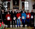 Bild: ds
Neben Pfarrer Markus Vedder reihen sich die Jubilarinnen und Jubilare vor dem Altar der St. Ulrichskirche auf. Vorne von links Elisabeth Steger-Piehl, Bernd Schramm, Hans Dorn, Claudia Vogel, Andrea Melchner und Peter Appel, hintere Reihe von links Rainhard Ertel, Karl Lehnerer, Günter Heinl und Ludwig Heinl.