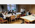 Bild: cro
Die Bastelstunde der JU Flossenbürg kommt gut bei den Kindern an.