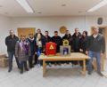 Bild: gz
Kommandant Georg Rauch (links) und Vorsitzender Jürgen Bösl (rechts) dankten (von links.) Alexandra Hummer, Nicola Hummer, Wild Martin, Janine Krämer, Fabian Dierl, Johannes Kleber, Thomas Bösl, Andreas Leibl und Katrin Leibl für die Spenden.