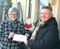 Bild: jr
Rita Vogl (rechts) überreichte an Dr. Annemarie Schraml 3500 Euro für die Aktion Feuerkinder.