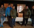 Bild: Gschrey/exb
Maria Pretzl und Anton Brand (Dorfladen), Erna und Wolfgang Weidner (Recycling Weidner) und Hubert Irlbacher (DJK)-von rechts beim Aufladen der Pakete.