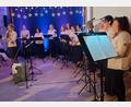 Bild: vt
Chorleiterin Ulrike Straub moderiert unterhaltsam zwischen den Stücken beim Konzert, das der zwölfköpfige "C[h]or mit Herz" im Vitusheim in Schnaittenbach gibt.