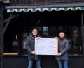 Bild: Fischereiverein Stiftland/exb
Fischereiverein-Vorsitzender André Röckl (links) und sein Stellvertreter Andreas Bäuml mit dem symbolischen Scheck.