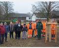 Bild: fvo
Unter der Leitung von Andreas Krös (Dritter von rechts) wird die neue Linde im Dorfzentrum von Ottenrieth gepflanzt. Zuvor hatte der Waldthurner Bauhof die bisherige erkrankte Dorflinde, die ein Naturdenkmal darstellte, entfernt.