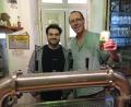 Bild: fpoz
Im Musikbahnhof "Schaffnerlos" hat zukünftig Jonas Hummer (links) das Sagen. Ulrik Katholing (rechts) gratuliert dazu.