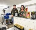 Bild: Matthias Bäumler/fph
Marc und Katrin Preuß sind unter die Öl-Produzenten gegangen. Eine Menge Arbeit ist notwendig, bis eine Flasche gefüllt ist.