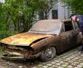 Archivbild: rw
Polizeihauptkommissar Tobias Wirth (PI VOH) schaut sich den Audi 100 Coupé S an, der aus dem Pfreimdstausee in Tännesberg gezogen wurde.