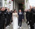 Bild: kro
Freudestrahlend durchschreiten Vanessa und Lukas Baugärtner nach der Trauung im Rathaus Waldsassen das Ehrenspalier der TSV-Fußballer aus Konnersreuth.