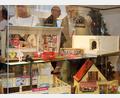 Bild: Götz
Die Ausstellung im Stadtmuseum Schwandorf lässt die Besucher mit Puppenstuben, Kaufläden und Kioske in die Kinderwelt vergangener Tage eintauchen.