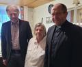 Bild: Marktgemeinde Plößberg/exb
Bürgermeister Lothar Müller (links) und Pfarrer Thomas Thiermann (rechts) gratulierten Ingrid Götz aus Schönkirch zum 85. Geburtstag.