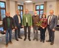 Bild: Fabian Polster/Landratsamt Tirschenreuth/exb
Bei dem Personaltermin waren dabei: (von links) stellvertretender Personalratsvorsitzender Richard Schiedeck, Personalchef Walter Brucker, Manfred Heinzmann, Dr. Jochen Bloßfeldt, Ute Hopf und Landrat Roland Grillmeier.