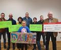 Bild: gis/exb
Vertreter der beschenkten Institutionen mit Uli Pscherer (links), Sigrid Bauer (Dritte von links), Johannes Lautenbacher (Vierter von links), Raphael Pscherer (Zweiter von rechts) und Leni Lautenbacher (vorne).