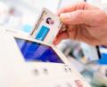 Symbolbild: Fabian Sommer/dpa
Ein Mitarbeiter einer Apotheke steckt eine Gesundheitskarte in ein Lesegerät. Ab 1. Januar soll das der Normalfall für Rezepte sein. Viele Mediziner im Landkreis Schwandorf haben sich erst in letzter Minute umgestellt und einige sind gar nicht begeistert.