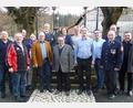 Bild: Siegfried Walter/exb
Zahlreiche Abordnungen vieler Vereine gratulierten Horst Schuller (vorne, Dritter von rechts) zum 85. Geburtstag. Im Bild (vorne, von links) Siegfried Walter, Heinz Kett, Jubilar Horst Schuller, Thomas Mayer, Engelbert Träger, Pfarrer Konrad Amschl sowie (hinten, von links) Reihe: Klaus Sladky, Fabian Schöberl, Carolin Mayer, Theresa Meindl, Michael Träger und Markus Blei.