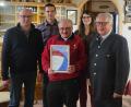Bild: exa/exb
Dirigent Johannes Hecht und Zweiter Vorsitzender Andreas Rickauer (von links) sowie Dieter Dendorfer vom Nordbayerischen Musikbund (rechts) und Vorsitzende Marina Scherm ehrten Martin Fippl (Mitte).