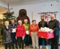 Bild: Andreas Felber/Caritas/exb
Astrid Knab von den Maltesern (Zweite von links) überbrachte mit Ehrenamtlichen im Caritas-Altenheim selbstgebastelte Geschenke an die Bewohnervertretung und Heimleiter Carsten-Armin Jakimowicz (rechts).