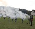 Bild: dl
Lautstark schießt die Böllergruppe des VPC Thanstein das neue Jahr an.