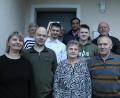 Bild: soj
Christa Schiener (vorne) mit Ehemann Georg sowie Tochter Heike Lang (von links) und Schwiegersohn Andreas Lang. Ebenso gratulierten (hinten, von links) Schwester Anita Reger, Enkelkind Marco Lang, Trachtenvereinsvorsitzender Hans-Jürgen Enders, Pfarrer Pater Anish George, Enkelkind Jannick Lang und CSU-Vorsitzender Josef Söllner.