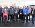 Bild: kro
Das Siegerfoto zum Landkreispokal der Eisstockschützen: (von links) Dritter Bürgermeister Josef Schwägerl, Turnierleiter Andreas Reichl mit Tochter, Turnierleiter Philipp Weiß, Matthias Schnurrer, Christian Stark, Thomas Klein, Gerald Schnurrer (alle SF Kondrau), Tanja Gallitzendörfer, Gottfried Härtl, Walter Trottmann, Norbert Härtl (alle Dorfgemeinschaft Frauenreuth) und Landrat Roland Grillmeier.