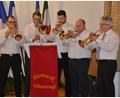 Bild: dob
Kapellmeister Johannes Gruber (rechts) hat eigens die Jubiläumsfanfare "900 Jahre Vohenstrauß" komponiert, mit der das Neujahrskonzert im Rathaussaal eröffnet wird.